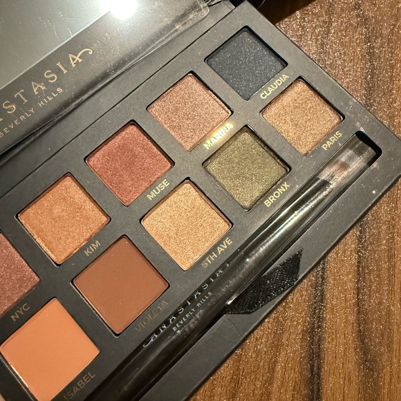 Anastasia Beverly Hills Master Palette by Mario in Black and Gold - Picture 4 of 4